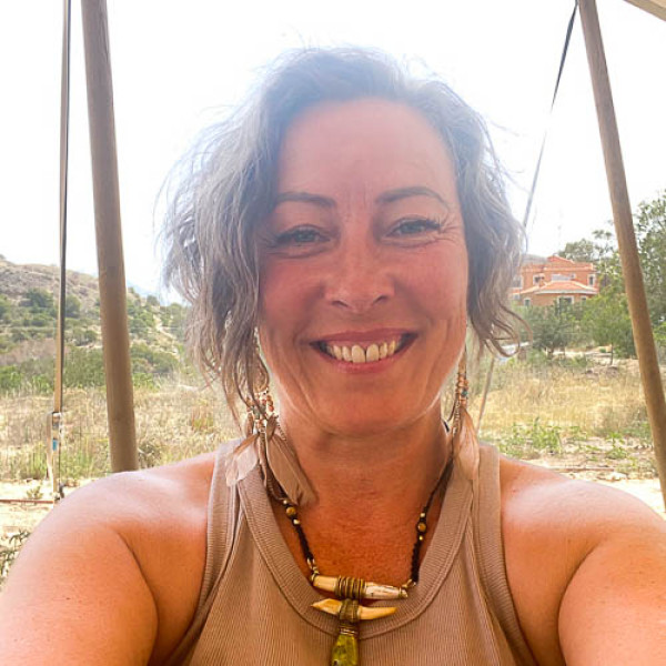 Bonnie Bowron is a massage therapist in UK offering myofascial energetic release sessions in Oxfordshire and Birmingham